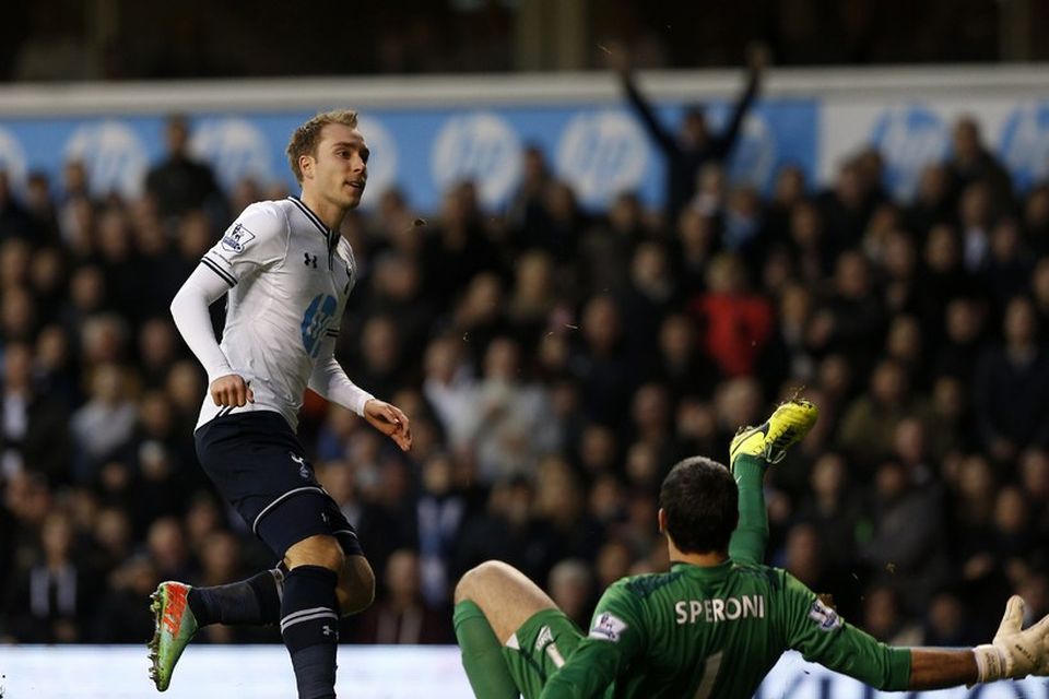 Christian Eriksen kemur Tottenham yfir í dag. Áhorfandinn baka til er vel með á nótunum.