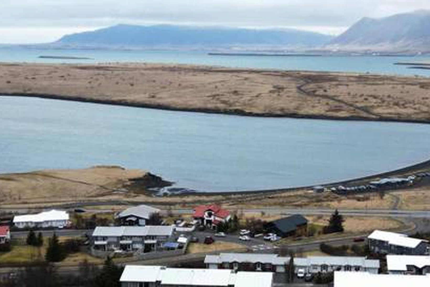 Geldinganes, sem er 220 hektarar að flatarmáli, tengist fastalandinu með …