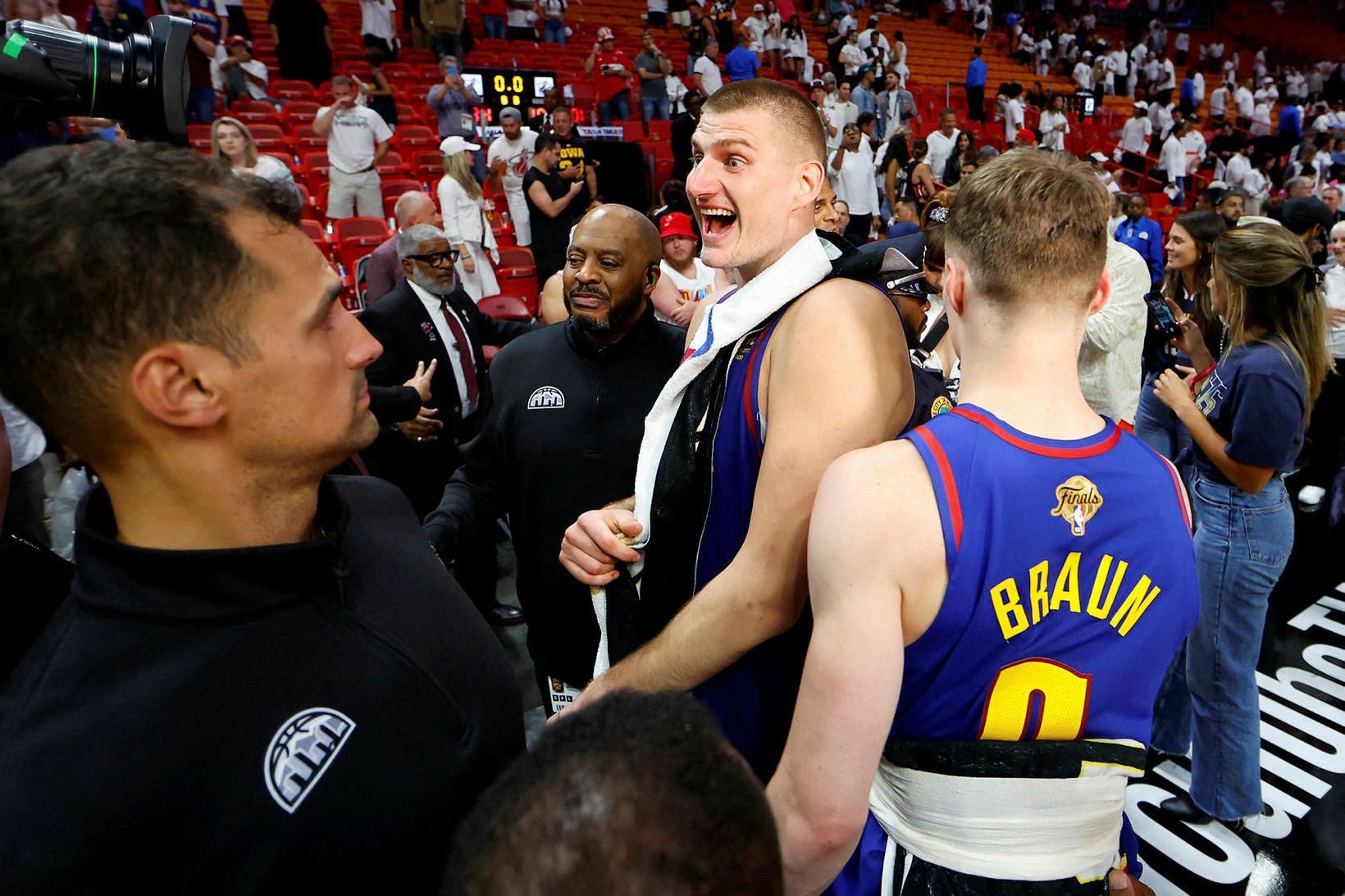 Nikola Jokic slær á létta strengi eftir sigurinn í nótt.