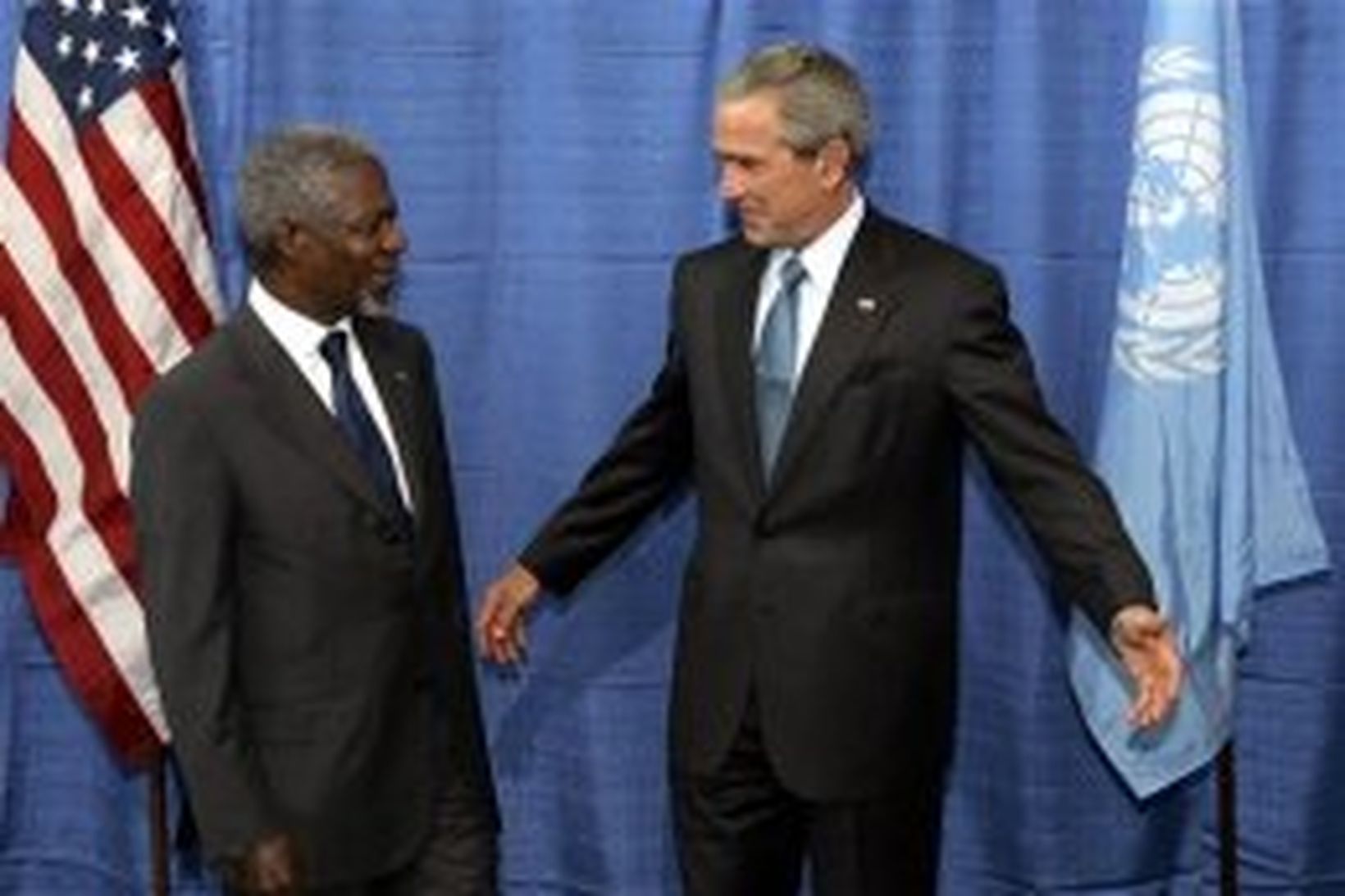 Bush og Kofi Annan, framkvæmdastjóri SÞ, í höfuðstöðvum samtakanna í …
