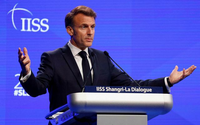 Emmanuel Macron í Singapúr í dag.