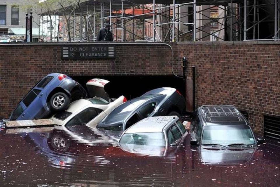 Bílar hver ofan á öðrum við bílakjallara húss á Manhattan daginn eftir að fellibylurinn Sandy …