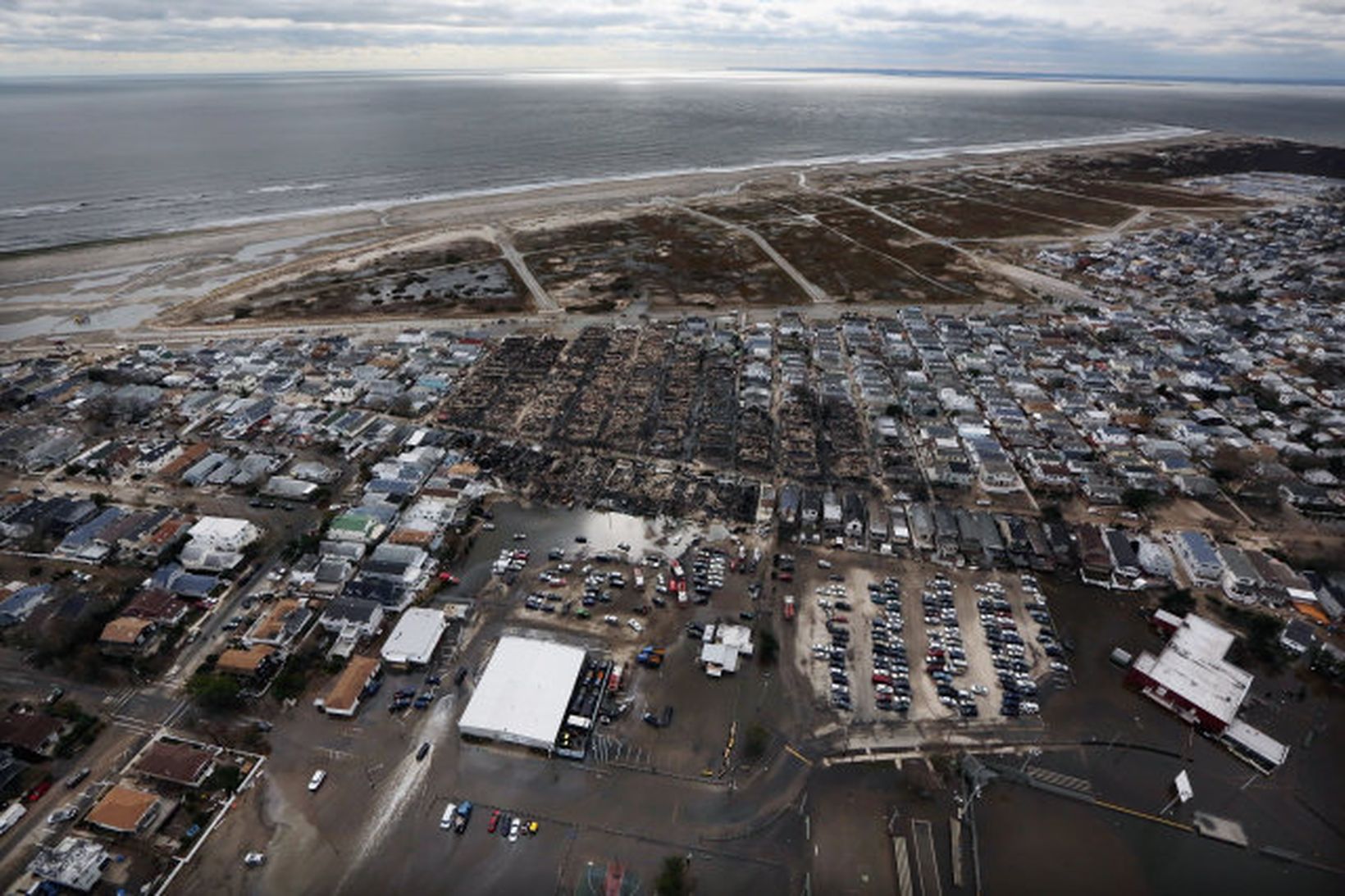 Loftmynd af Queens-hverfinu í New York eftir að fellibylurinn Sandy …