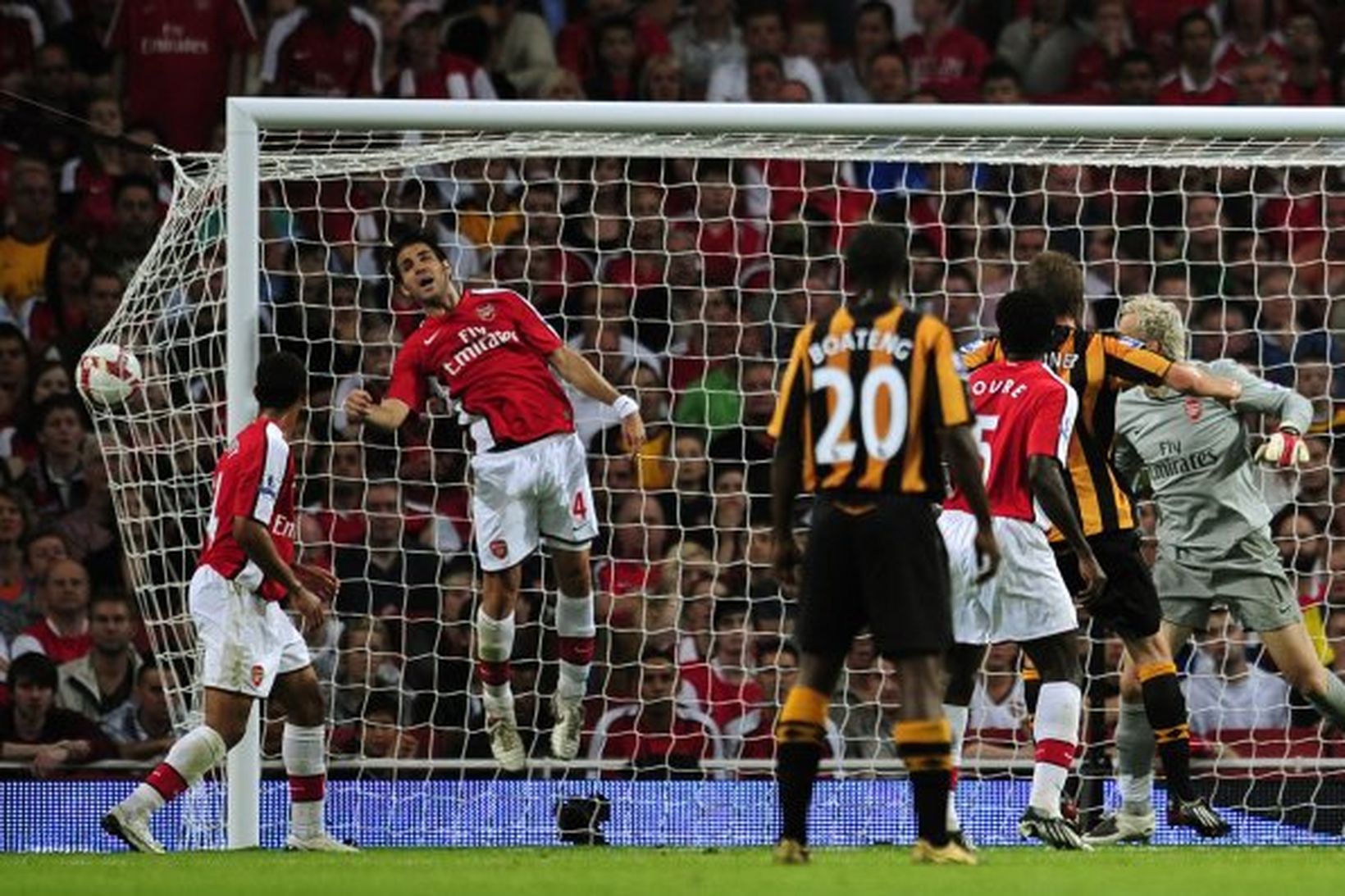 Daniel Cousin skorar fyrir Hull gegn Arsenal í kvöld.