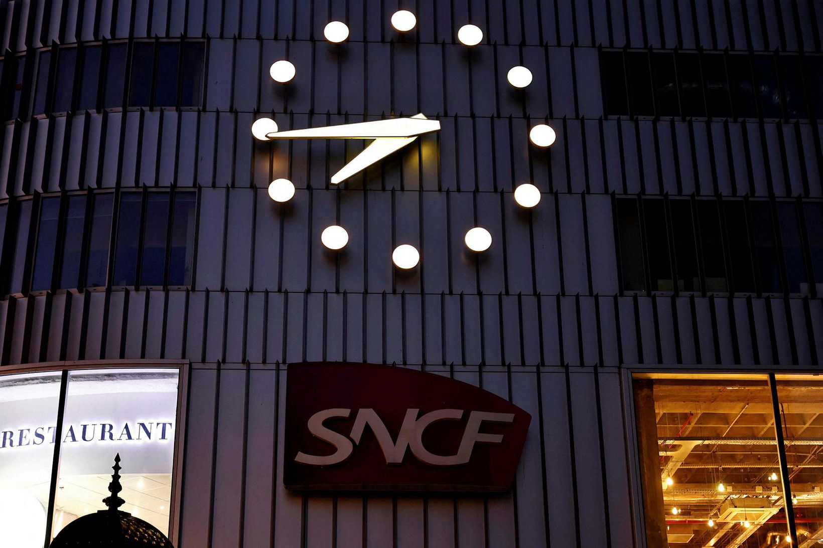 Franska rík­is­lest­ar­fyr­ir­tæk­ið SNCF hefur staðfest að sjálfsvígið átti sér stað.