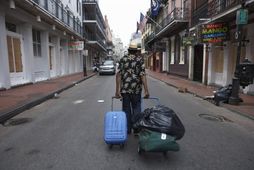 Forðar sér niður Bourbon Street í franska hluta New Orleans