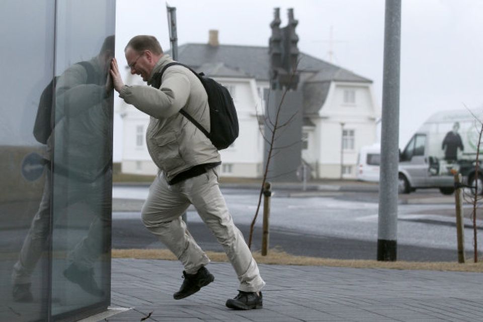 Hávaðarok er í Reykjavík og á fólk fullt í fangi með að standa.