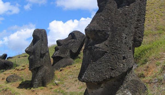 Keyrði á heilaga styttu á Páskaeyju