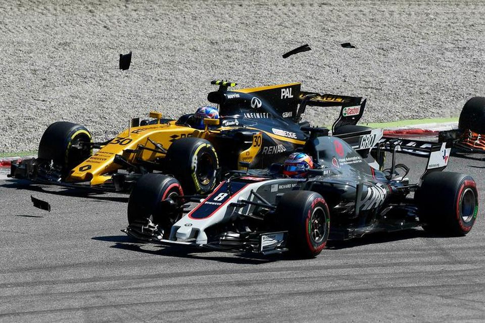 Brak flýgur eftir samstuð Jolyon Palmer á Renault5 og og Romain Grosjean hjá Haas (nær) …