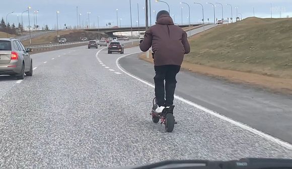 Ók rafskútu á 75 km/klst. úti á götu