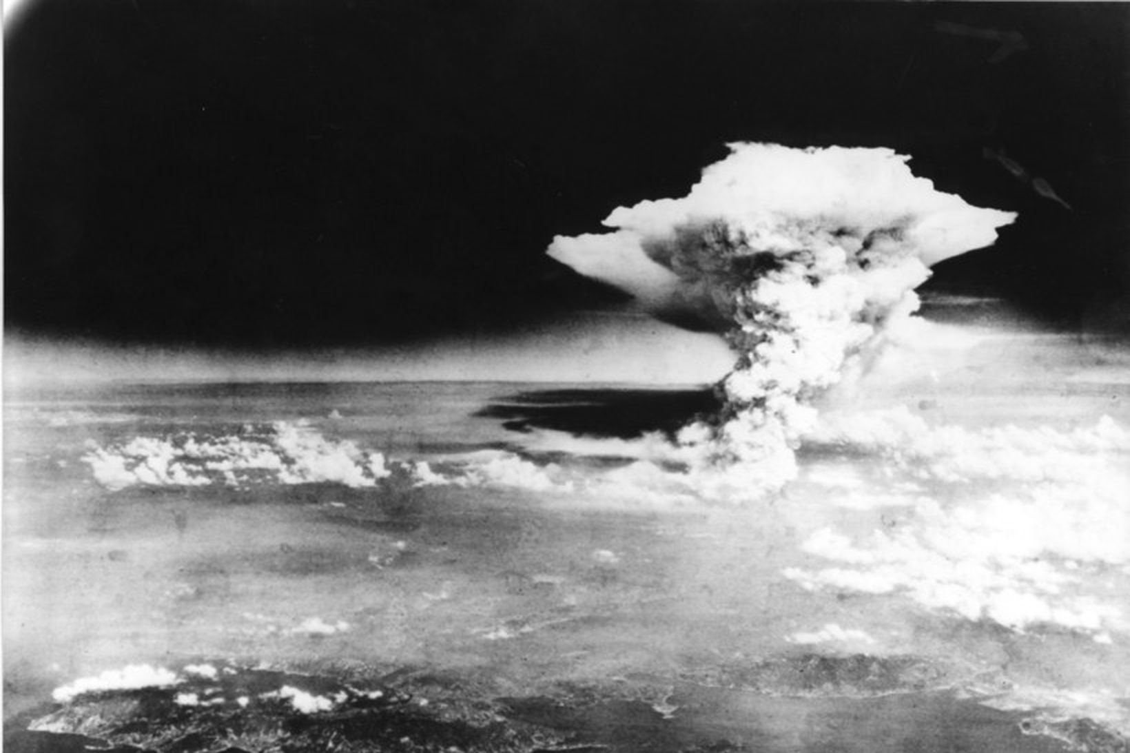 Mynd bandaríska hersins af „sveppaskýinu“ yfir Hiroshima.