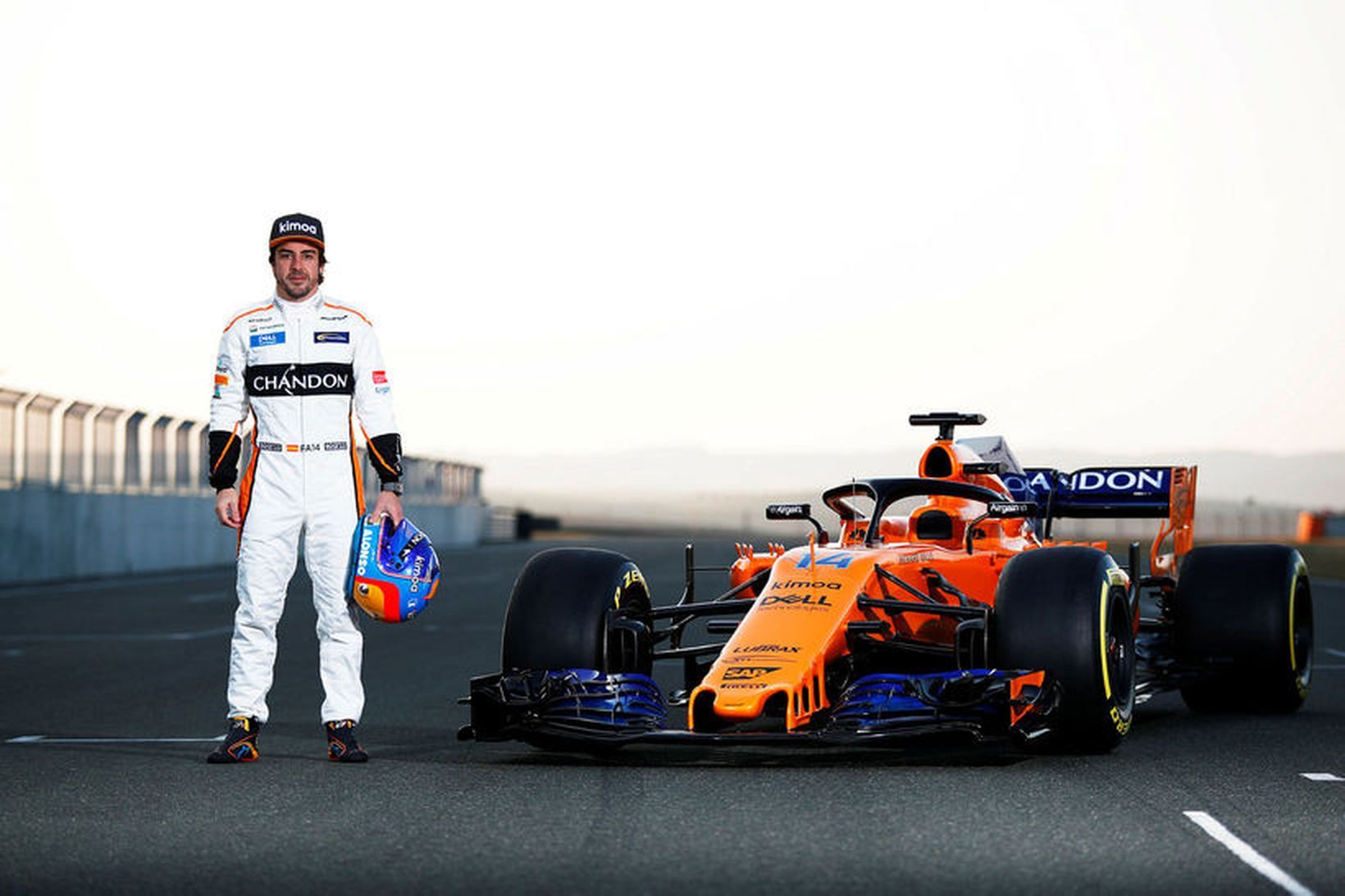 Fernando Alonso stillir sér upp við McLarenbílinn í Navarra-brautinni.