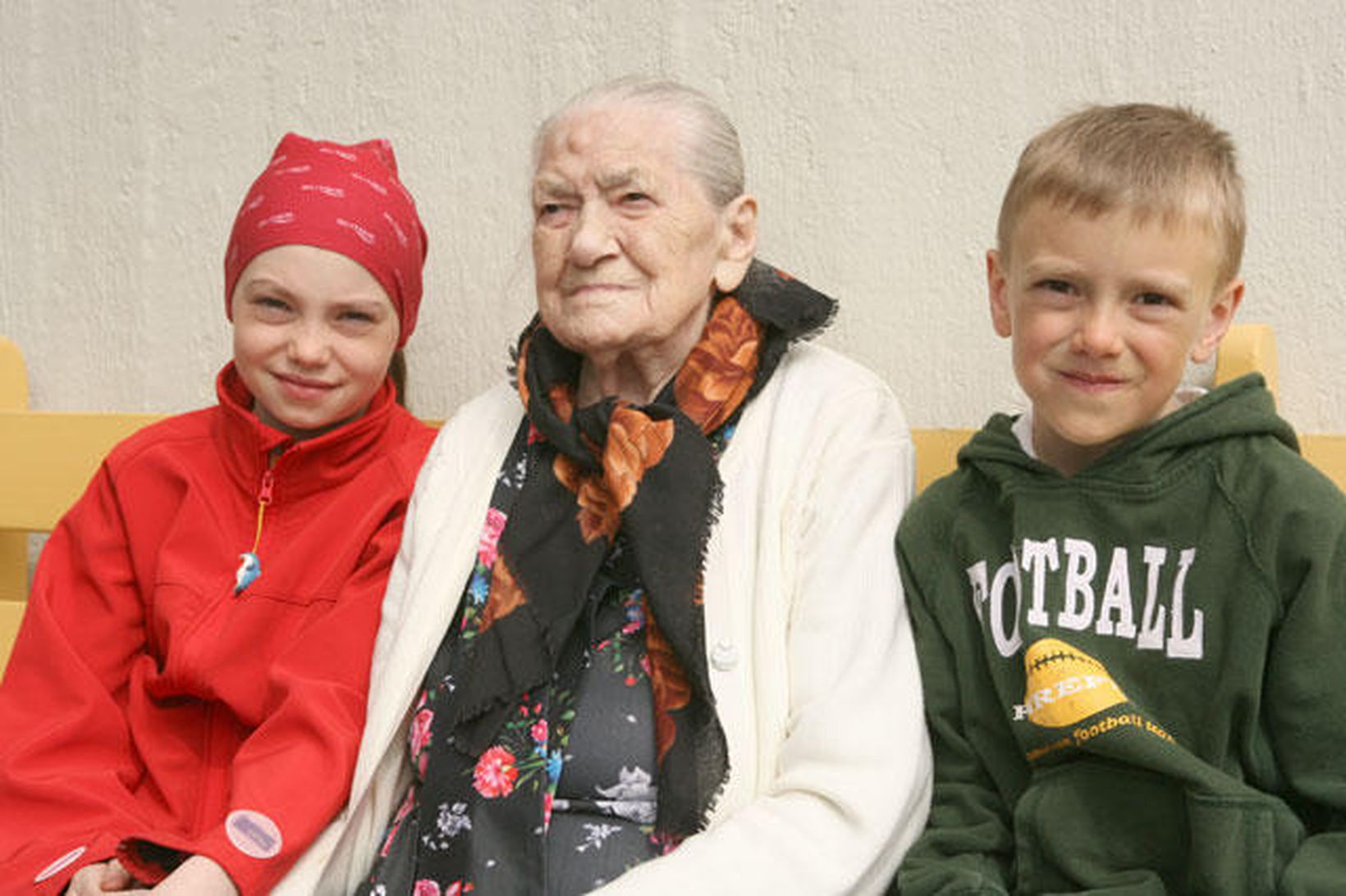 Torfhildur ásamt tveimur barnabörnum sínum.