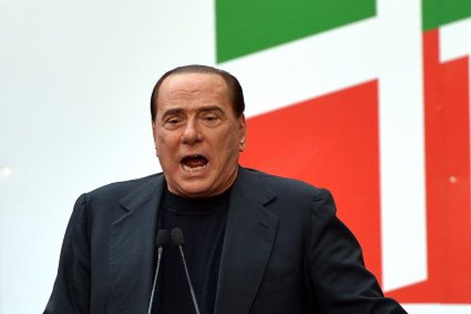 Berlusconi sést hér ávarpa stuðningsmenn sína.