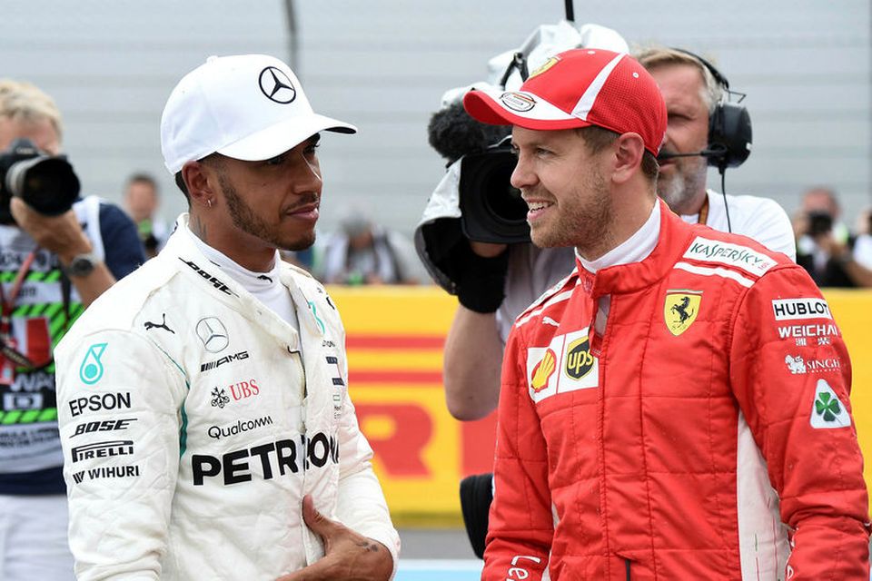 Vel fer á með Lewis Hamilton (t.v.) og Sebastian Vettel eftir tímatökuna í Le Castellet.