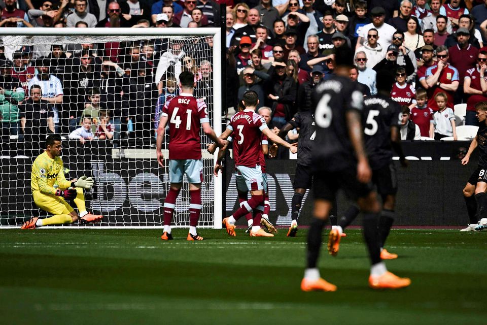 Martin Ödegaard skorar annað mark Arsenal.