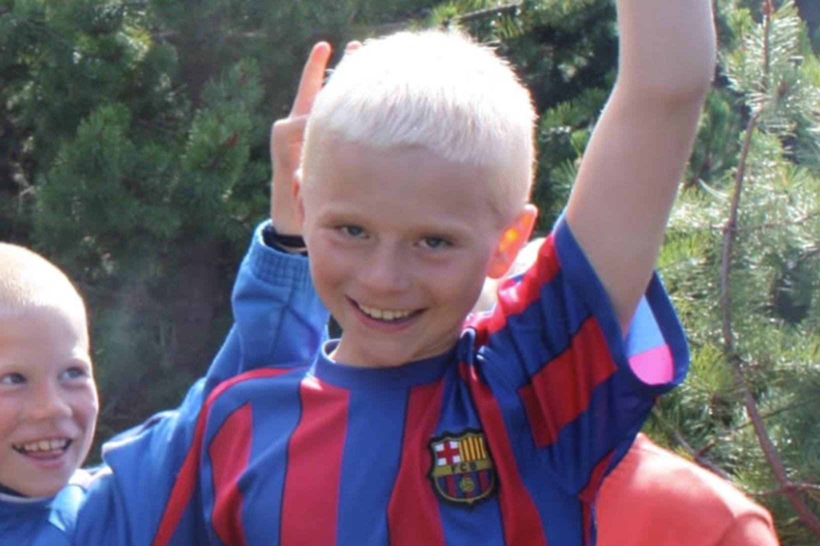 Viktor Gísli Hallgrímsson í treyju Barcelona á fyrsta áratug þessarar …