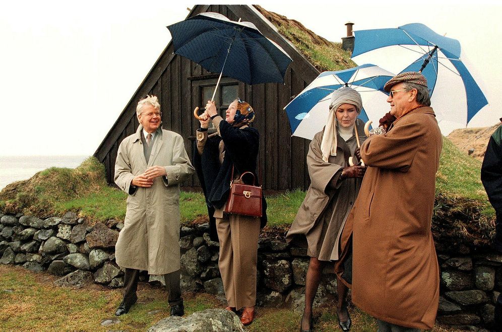 Ólafur and Guðrún entertaining the Queen and Prince Consort of Denmark in 1998.