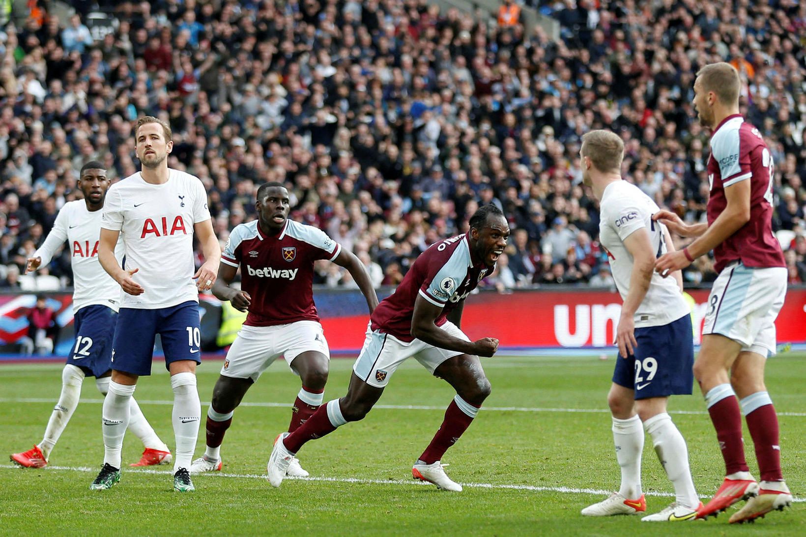Michail Antonio fagnar marki fyrir West Ham gegn Tottenham á …