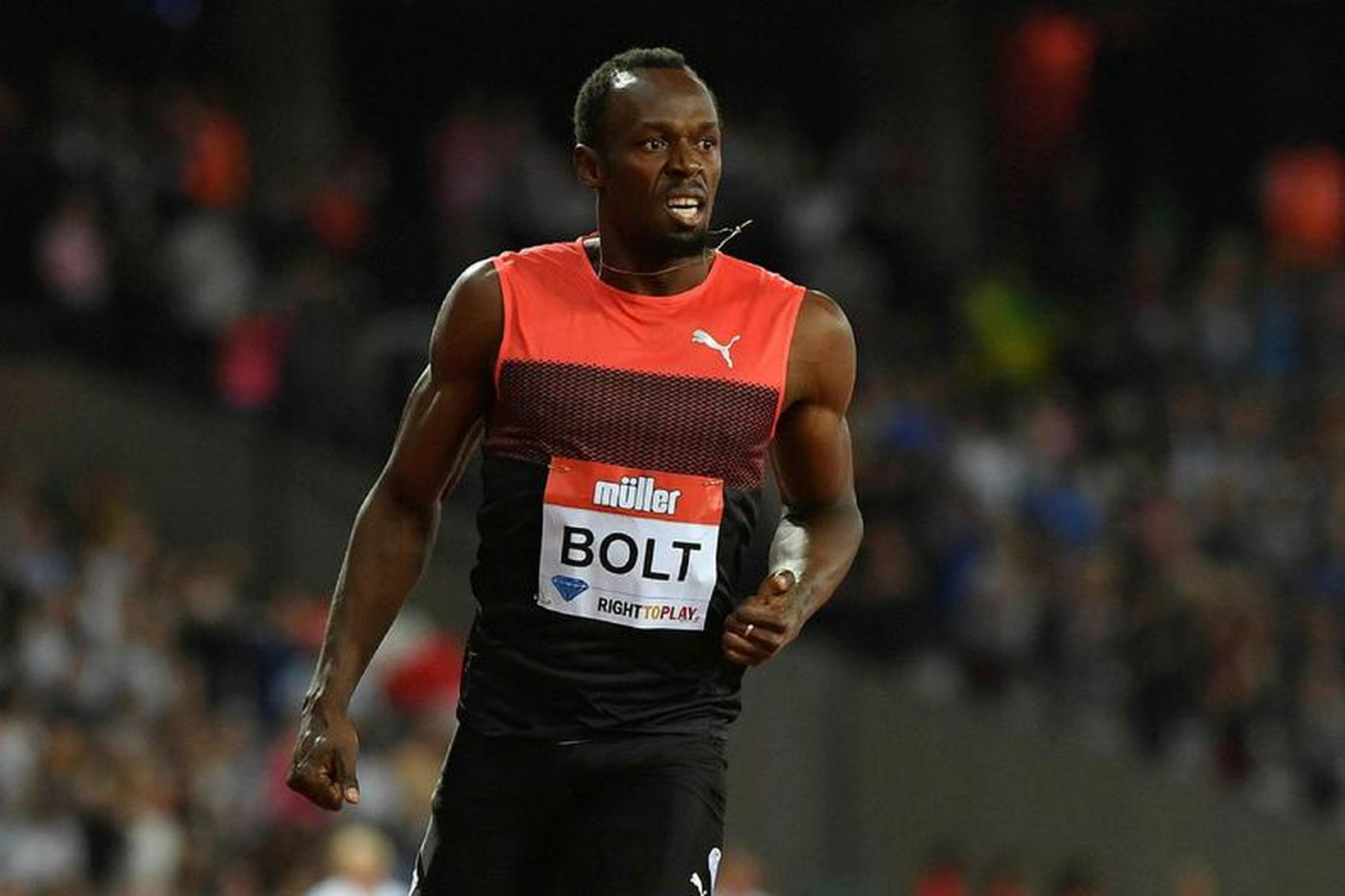 Usain Bolt fagnar sigri sínum í 200 metra hlaupi í …