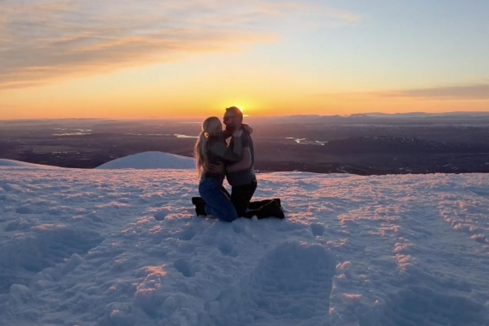 Bar upp bónorð með snjóbolta á toppi Heklu
