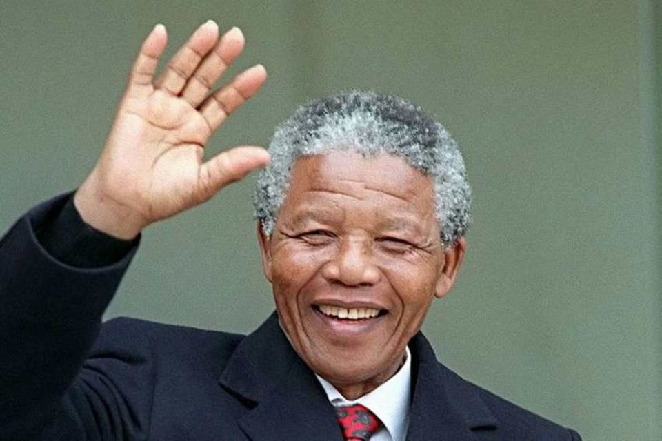 Nelson Mandela veifar til mannfjöldans skömmu eftir að hafa verið látinn laus úr fangelsinu árið …
