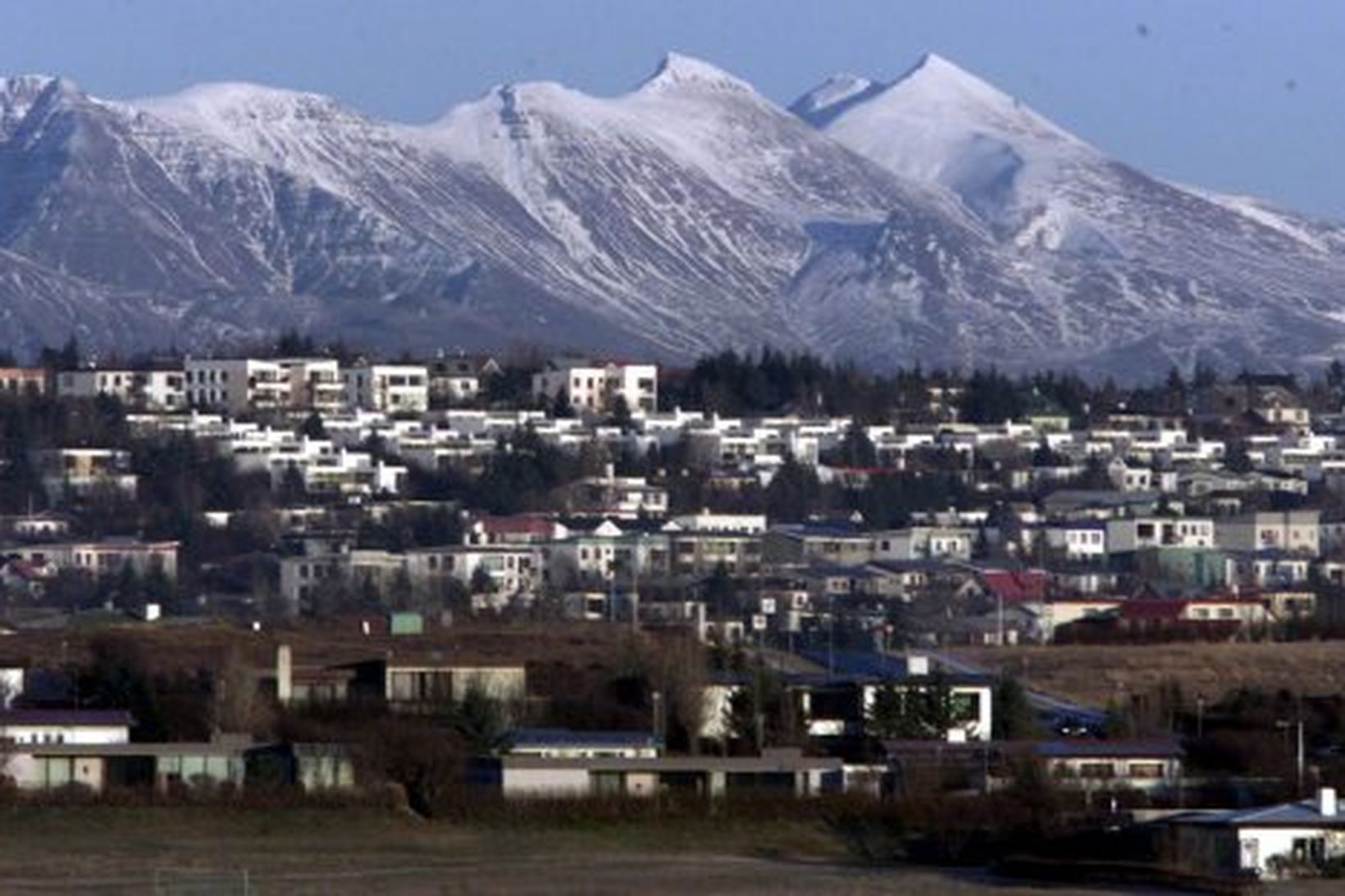 Maðurinn ætlaði að ganga frá Móskarðshnjúkum, sem sjást lengst til …