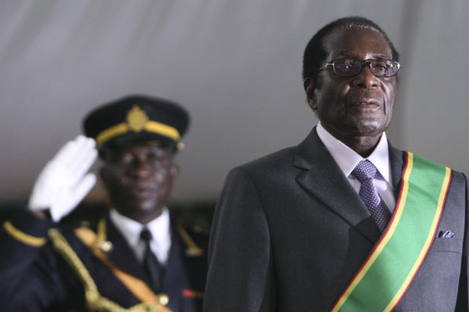 Robert Mugabe er hann sór embættiseið sem forseti Simbabve í …