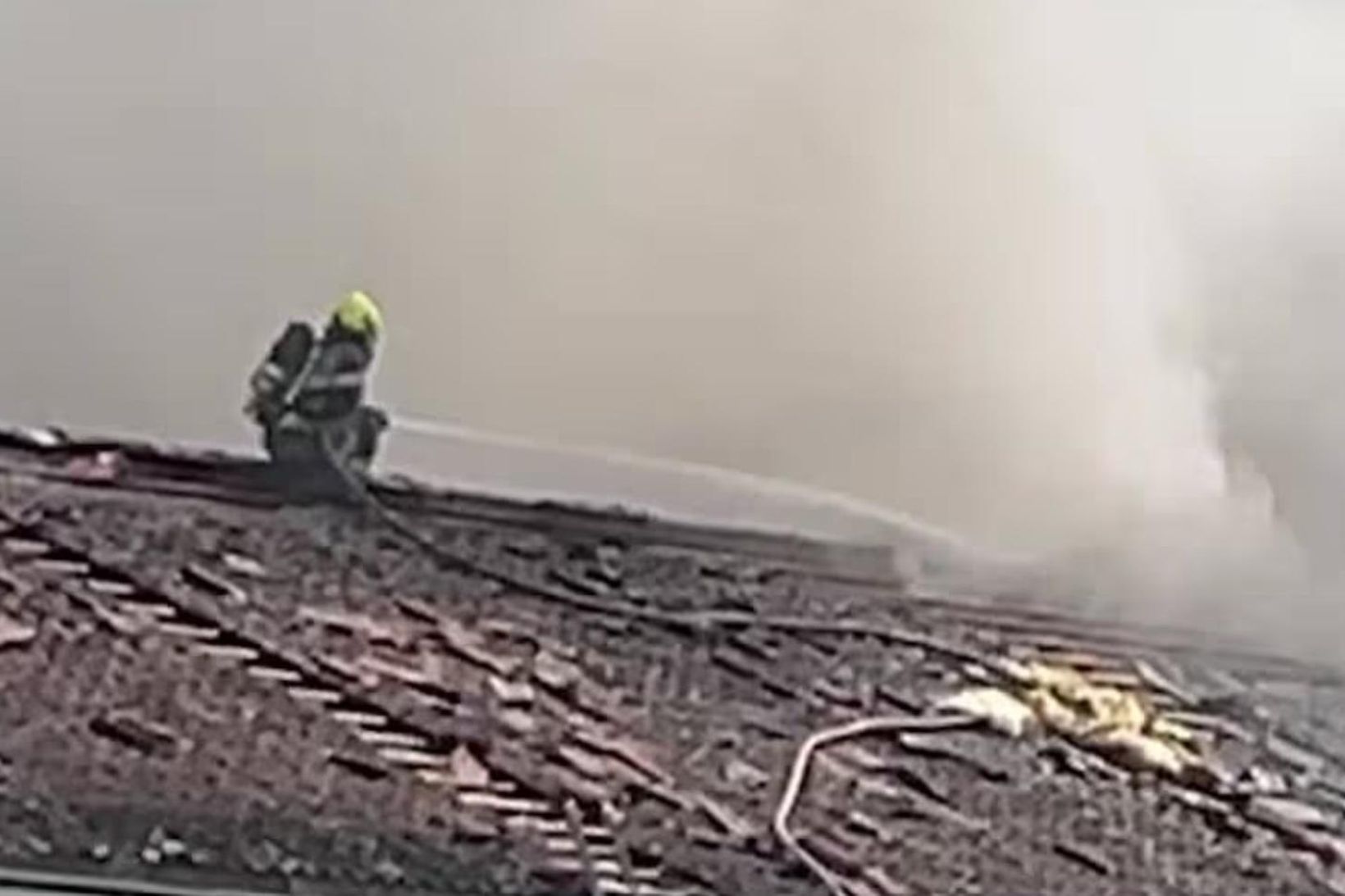 Slökkvilið berst við logana í þaki hins sögufræga hótels í …