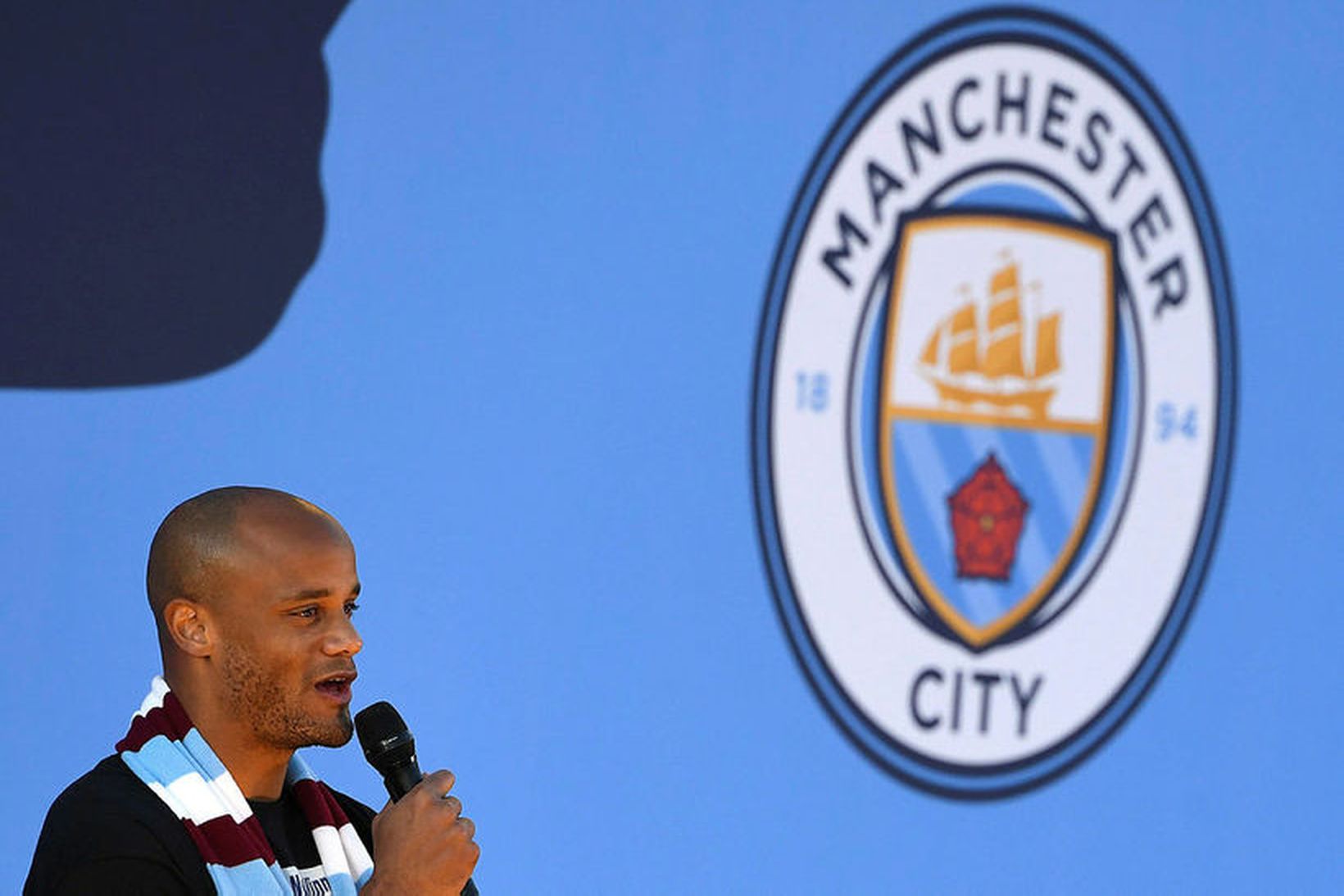 Vincent Kompany talar til stuðningsmanna Manchester City í gær.