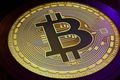 Rafmyntir Samkvæmt nýjustu gögnum hafa bitcoin-kauphallarsjóðir hlotið meira innstreymi fjár á síðustu 2-3 vikum en gullsjóðir.