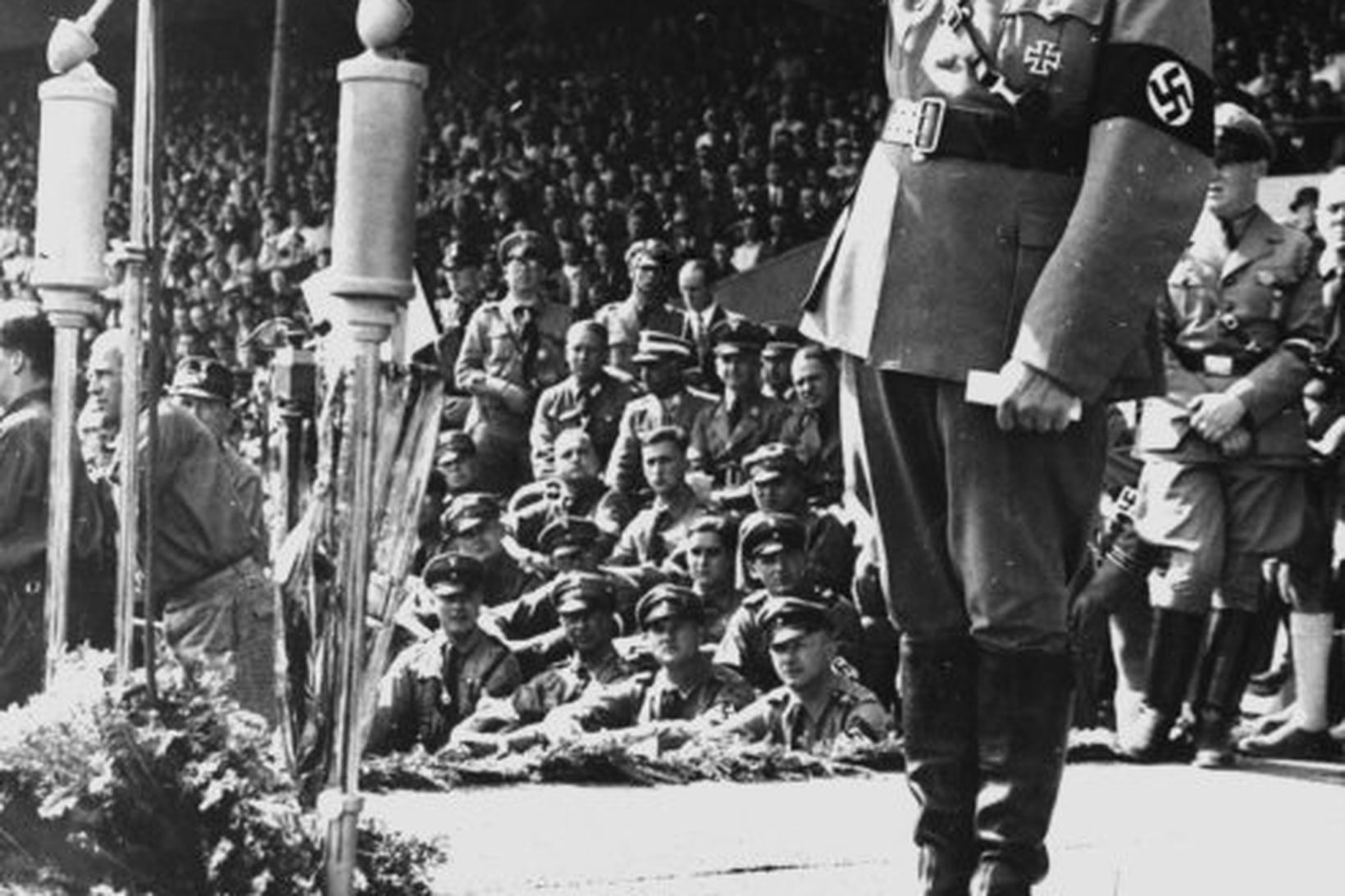 Adolf Hitle heldur ræðu árið 1937 í Þýskalandi.