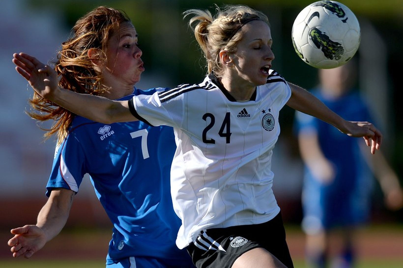 Sara Björk Gunnarsdóttir í baráttu við Kathrin Hendrich í leiknum …