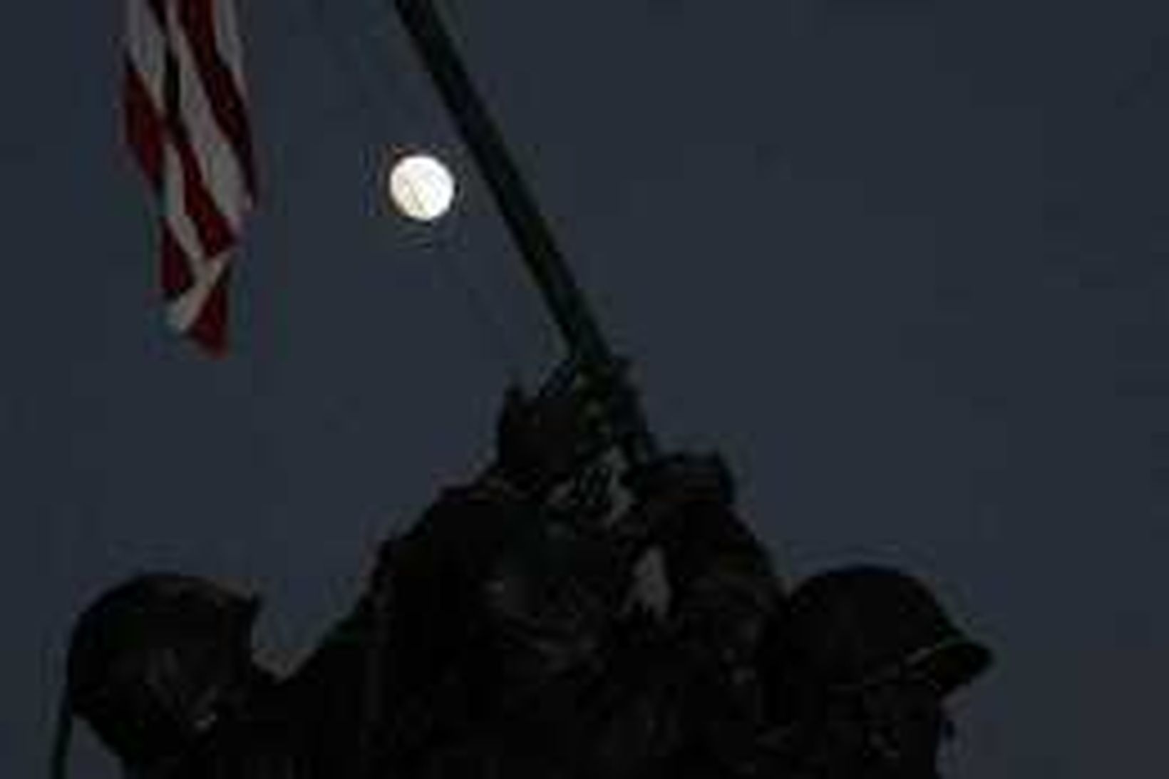 Fullt tungl yfir Iwo-Jima minnismerkinu í Washington.