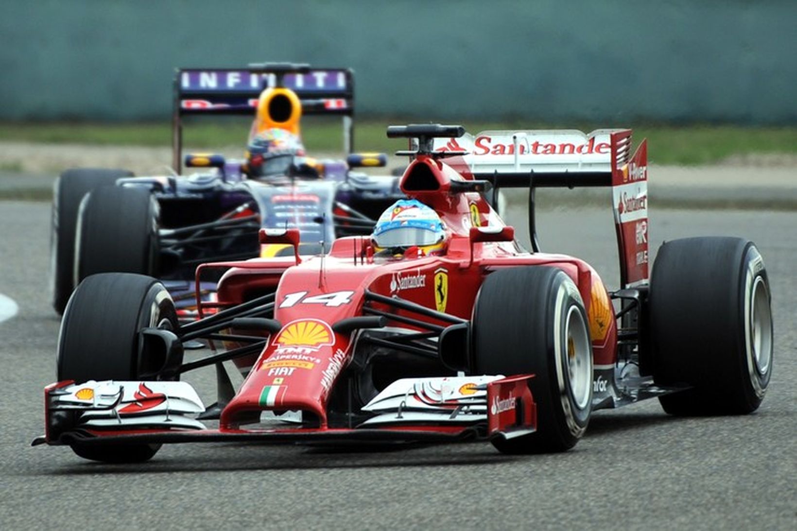 Fernando Alonso með Sebastian Vettel rétt á eftir sér snemma …