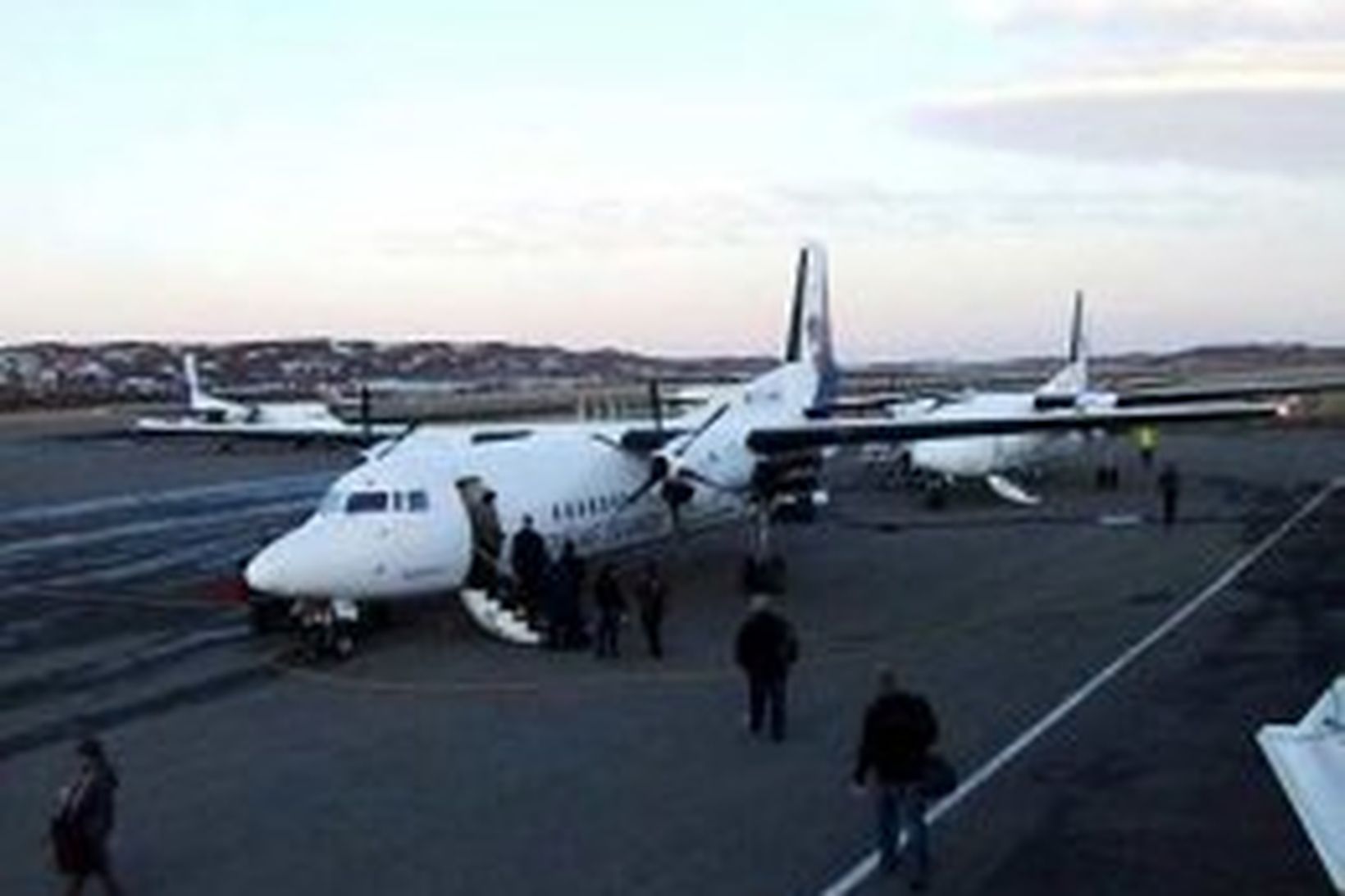 Allt innanlandsflug liggur nú niðri vegna veðurhæðar.