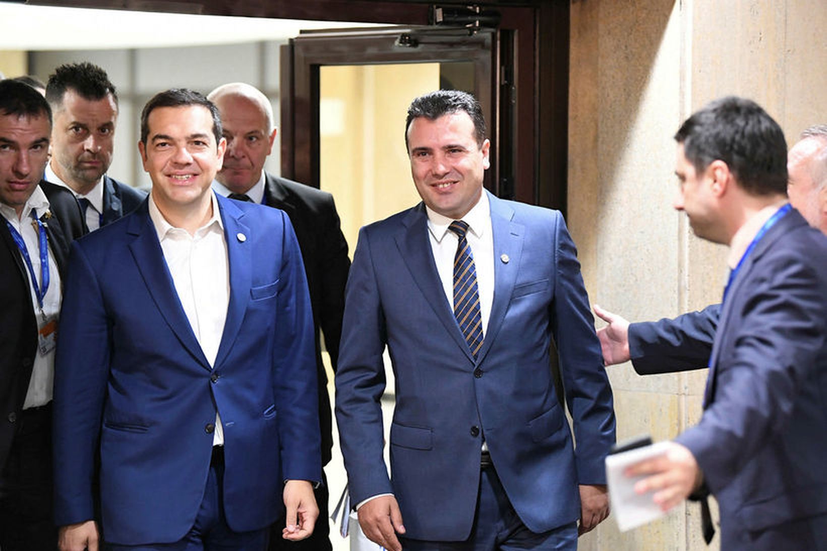 Alexis Tsipras, til vinstri, og Zoran Zaev, til hægri.