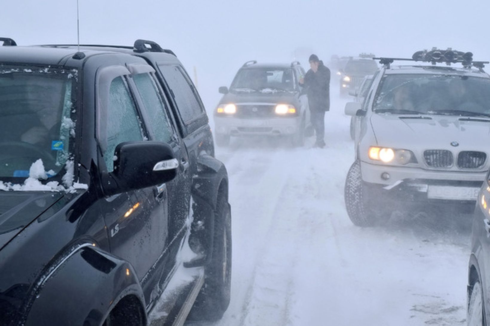 Vonskuveður var á Norðvesturlandi í gær og lokaðist Holtavörðuheiðin um …