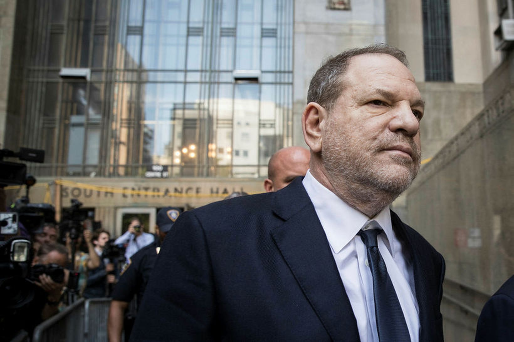 Harvey Weinstein yfirgefur dómsalinn í New York.