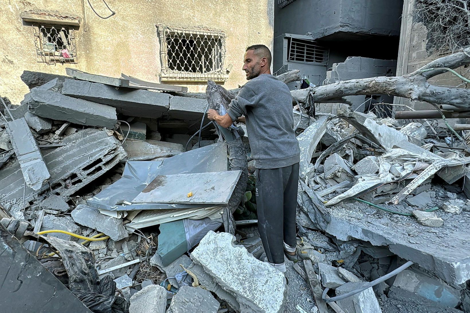 Palestínumaður skoðar húsarústir í Beit Lahia í morgun.