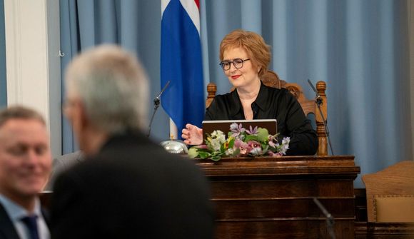 Kerfið bilað á Alþingi: Þingmenn réttu upp hönd