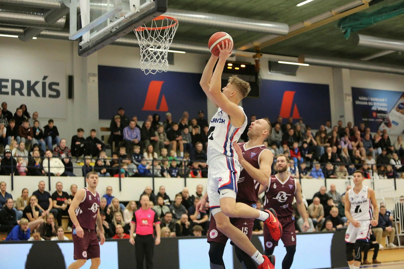 Marek Dolezaj keyrir að körfu Tindastóls í deildarleik liðanna.