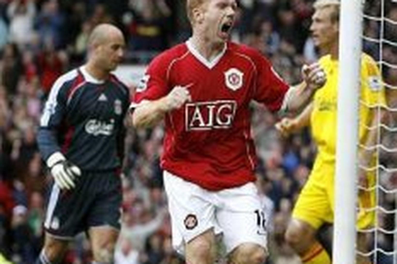 Paul Scholes fagnar marki gegn Liverpool á síðustu leiktíð.