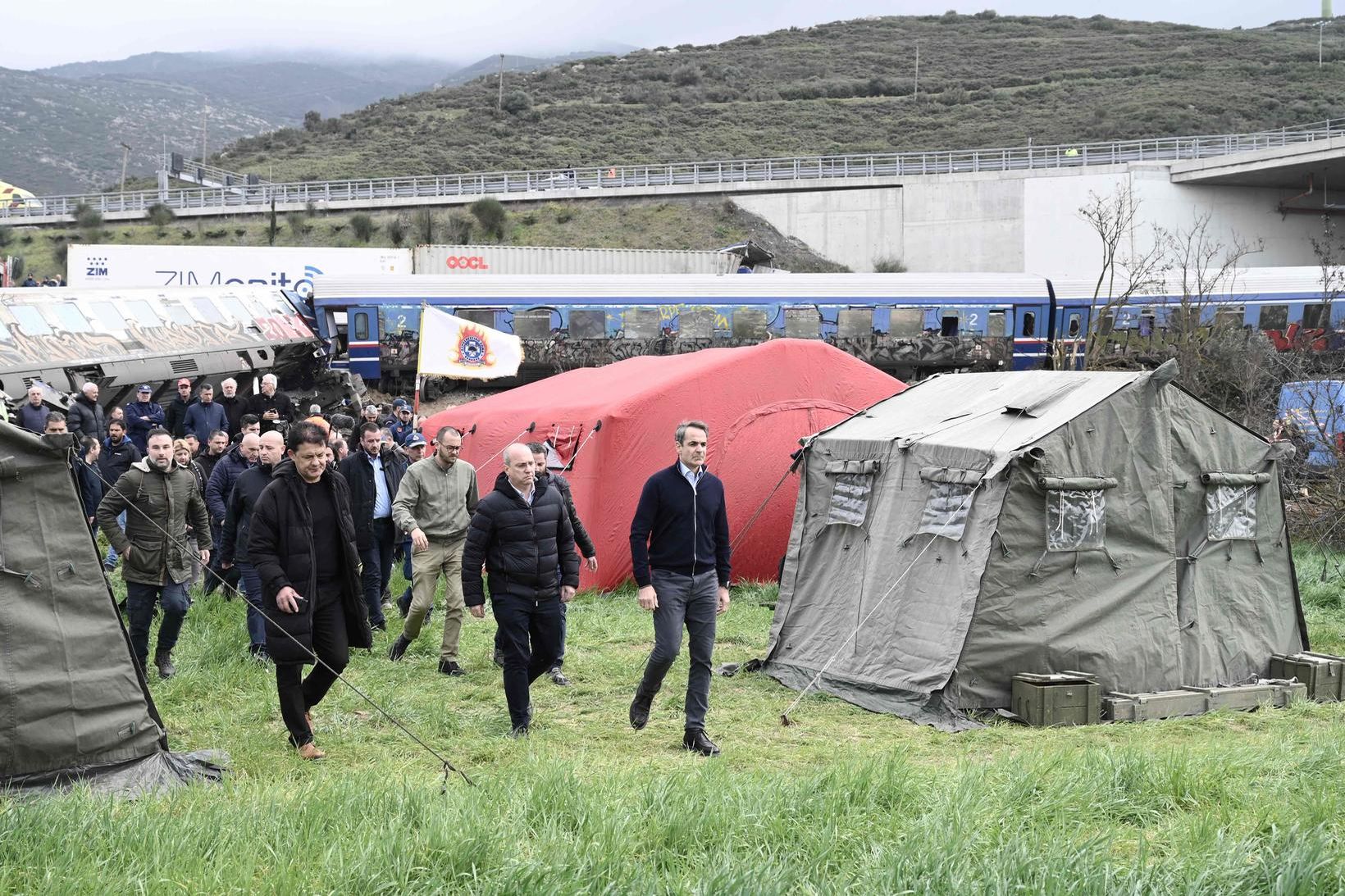 Hér má sjá forsætisráðherra Grikklands, Kyriakos Mitsotakis mættan á slysstað.