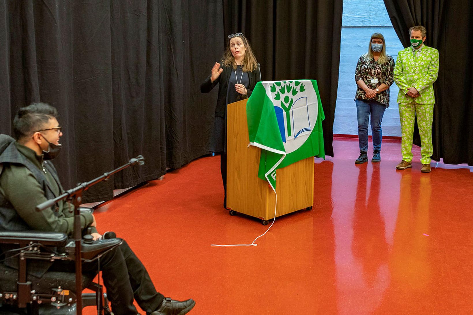 Katrín Jakobsdóttir forsætisráðherra og Haukur Hákon Loftsson, nemandi við skólann.