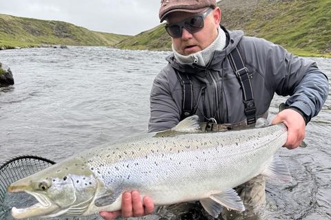 Sandárhöfðingjar. Eiður Pétursson fékk þennan glæsilega stórlax í Ólafshyl. Sá stærsti sem veiðst hefur í …
