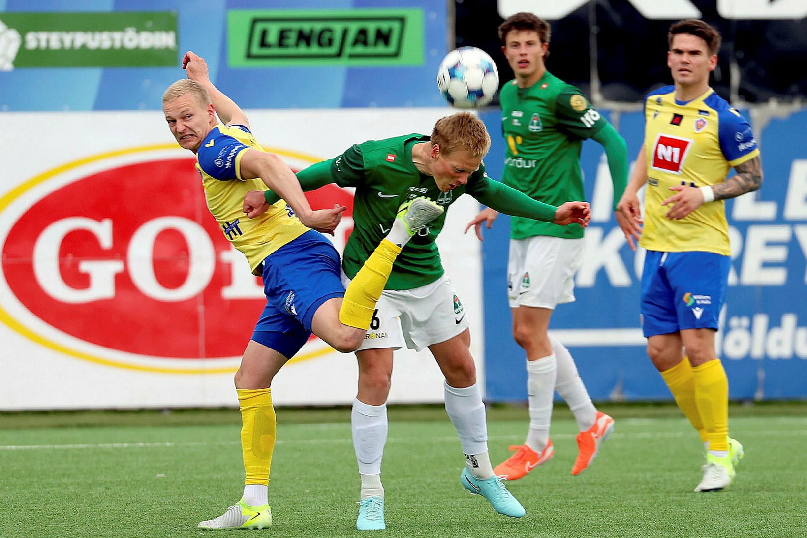 Ásgeir Sigurgeirsson og Arnór Gauti Jónsson í baráttunni á KA-vellinum …