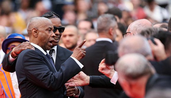 Denzel Washington reifst við ljósmyndara á rauða dreglinum