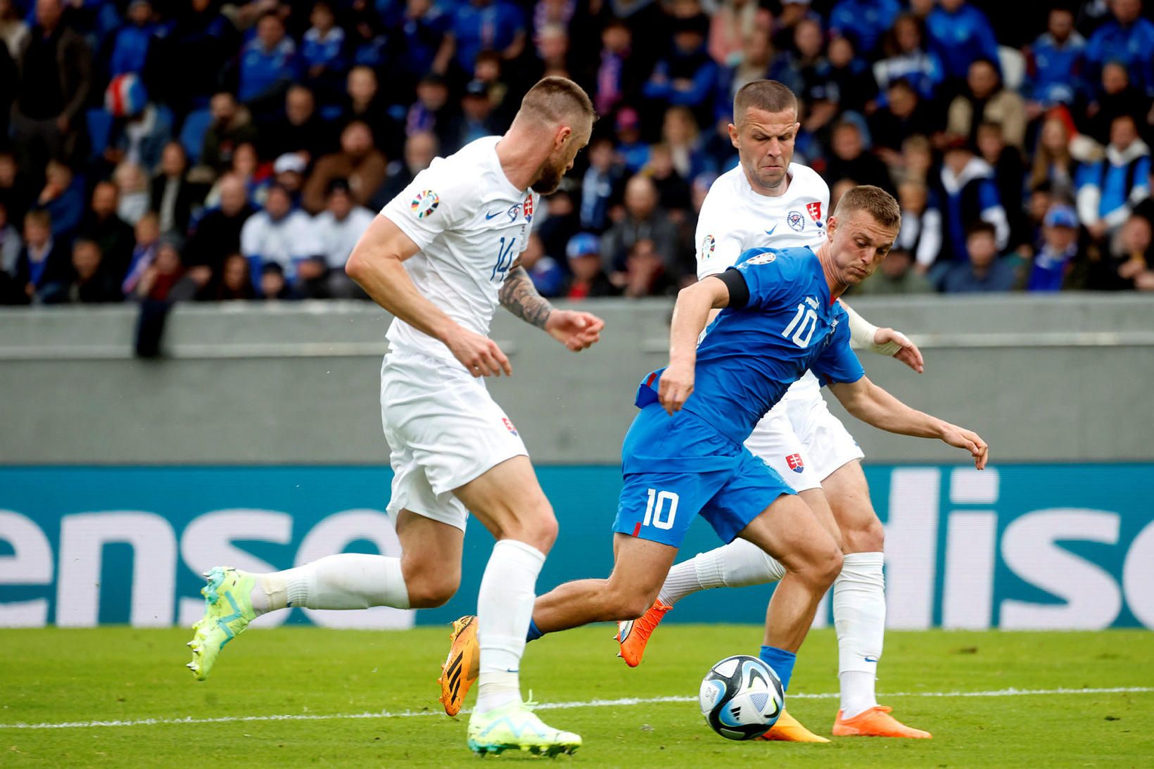 Albert Guðmundsson í baráttu við Milan Skriniar og Denis Vavro …