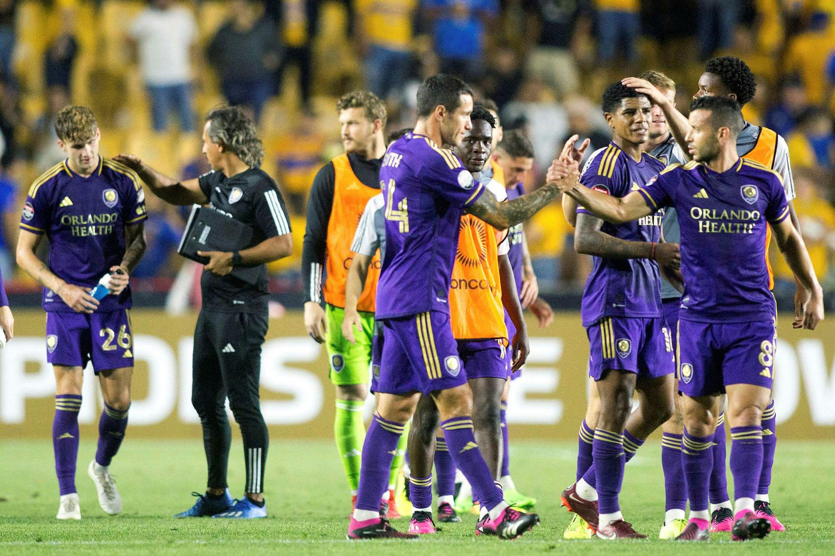 Leikmenn Orlando City ganga af velli eftir leikinn í Mexíkó …